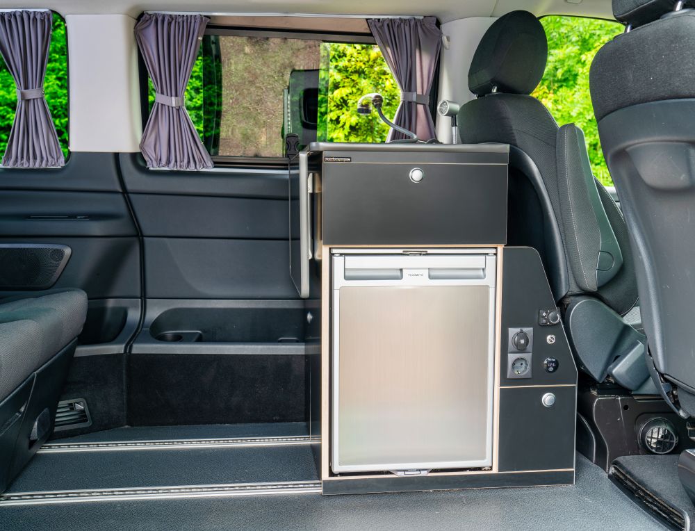 Camper Küche Aktiv 4 Marco Polo Activity Horizon Vito und V-Klasse (matt schwarz, Ja mit verbautem Kühlschrank, Ja 230V System in Küche integriert, Ja mit Anschluss & Montage)