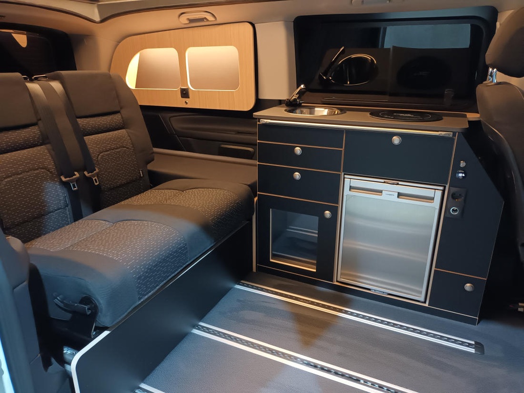 Camper Ausbau Aktiv 3 Vito V-Klasse EQV Viano Schlafsitzbank (Ahorn, 94cm, Tunja, 2 x 3-Punkt Gurt und 2 x IsoFix, Montage bei Befestigungsschalen, Fahrzeug hat 2 Schiebetüren (Wassertanks 20L hinter der Küche))